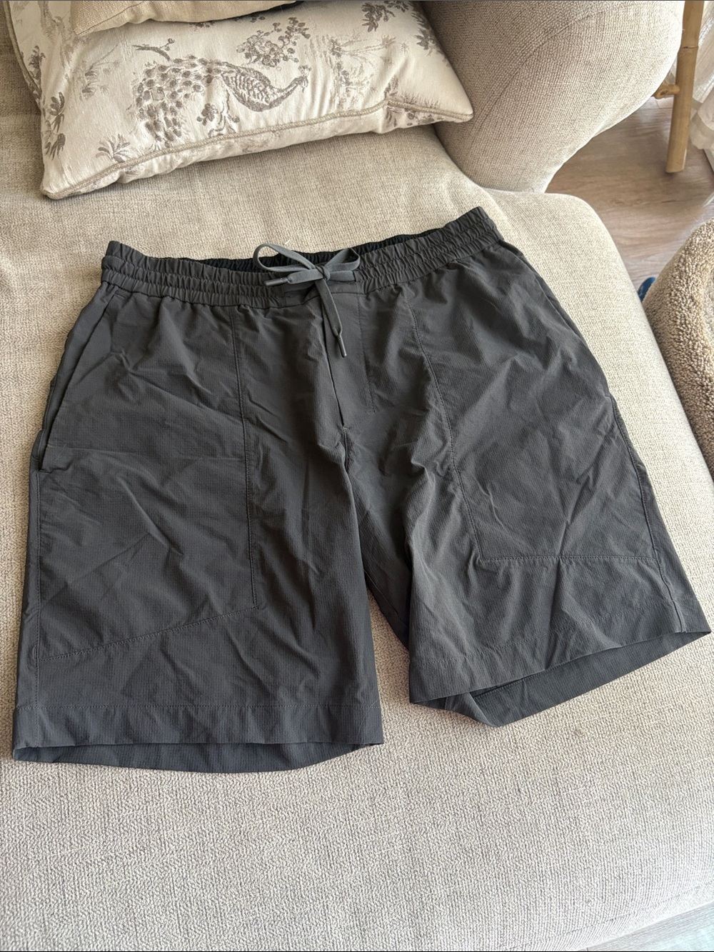 LULULEMON CHARCOAL GREY SHORT DRAWSTRING